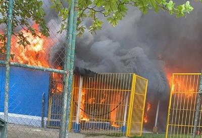 Fogo destrói creche no  Complexo da Maré, no Rio de Janeiro