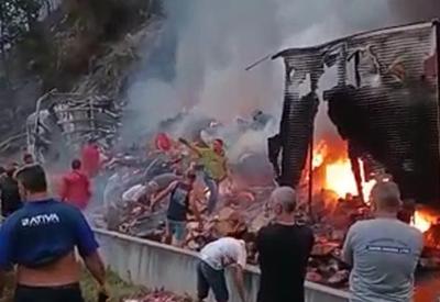Vídeo: carreta pega fogo e carga de carne é saqueada no Rio de Janeiro