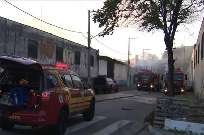 Incêndio atinge galpão com produto reciclável na zona norte de São Paulo