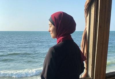  Jornalista palestina fala sobre resiliência em Gaza: 'Somos como as flores que desabrocham entre os escombros'