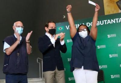 VÍDEO: Primeira vacinada do Brasil toma 2ª dose da Coronavac nesta 6ª feira