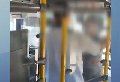 Discussão entre motorista de ônibus e passageira termina em luta corporal no RJ