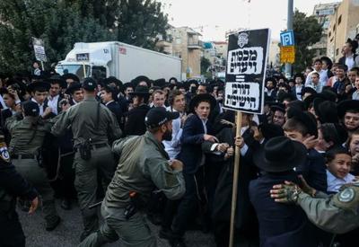 Judeus ultraortodoxos protestam contra alistamento obrigatório no exército israelense