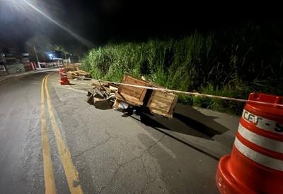 SP: Carreta tomba e derruba carga em avenida no Jaraguá