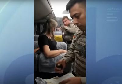 Criança de 3 anos com síndrome rara é abandonada pelo pai em ônibus no RS