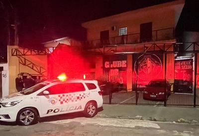 Criminosos invadem clube de tiro e roubam 30 armas em SP