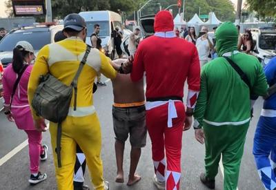 Policiais vestidos de “PowerRangers” prendem homem que furtava celulares em bloco de Carnaval