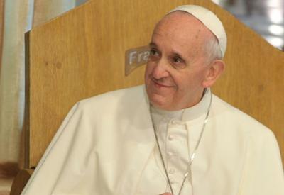 Papa apresenta melhora e dispensa uso de ventilação mecânica, diz Vaticano