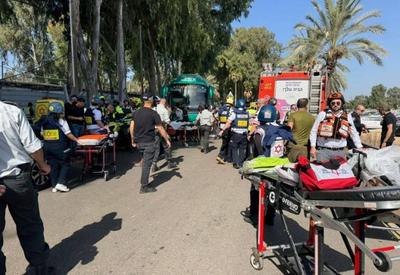 Caminhão invade ponto de ônibus, mata uma pessoa e deixa 30 feridos em Israel 