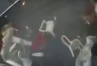 Torcedores invadem chá de bebê e atacam convidados com fogos de artifício