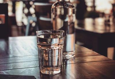 TJSP barra lei que obriga água filtrada de graça em bares e restaurantes