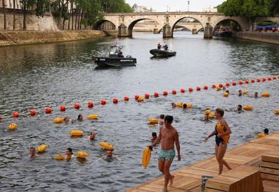 Rio Sena, em Paris, é reaberto para banho após 100 anos