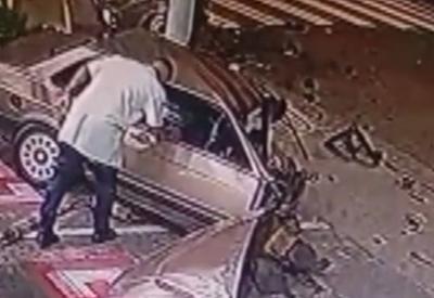 Condutor e passageiro saem andando após carro partir ao meio em batida