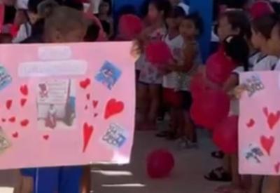Menina que ficou internada por semanas na UTI é recebida com balões e cartazes na escola 