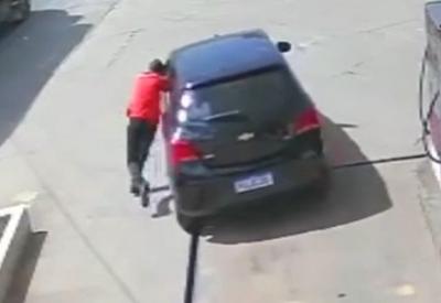 Frentista se pendura em carro após motorista tentar fugir sem pagar; veja vídeo