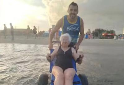 Idosa de quase 100 anos vence medo e entra no mar pela primeira vez