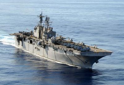 Navios dos EUA próximos à Venezuela recuam após ameaça de furacão 