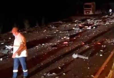 Colisão entre caminhão e ônibus universitário deixa ao menos 12 mortos no interior de SP
