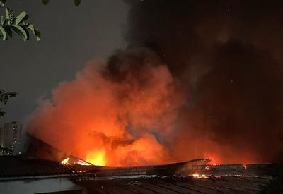 Incêndio atinge fábrica de isolantes térmicos na capital paulista
