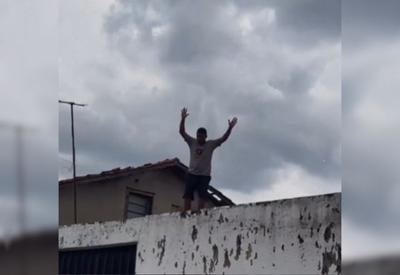 Homem é preso ao tentar fugir por telhado após estuprar mulher em Goiás