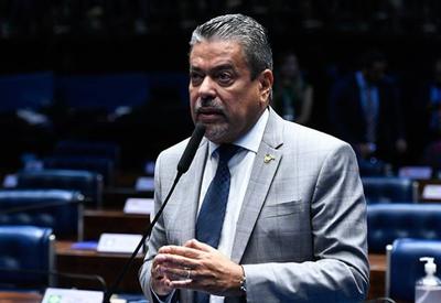 Senador pede que autorização para farmacêuticos prescreverem medicamentos seja anulada