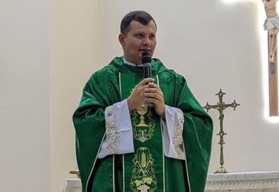 Padre desaparecido é encontrado preso em telhado da própria casa