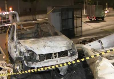 Bomba de posto de combustíveis explode após ser atingida por carro desgovernado