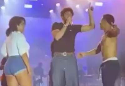 Cantor paga R$ 1 mil para jovem subir no palco e trair namorada em show