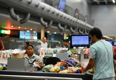 Governo adia para março de 2026 regra que restringe trabalho no comércio em feriados; entenda