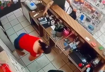Homem invade loja, atira contra ex-companheira e incendeia local 