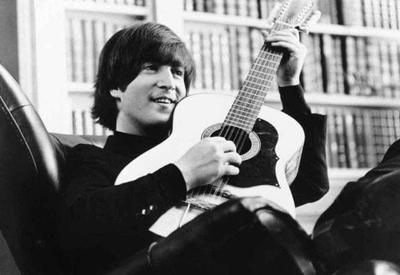 Violão de John Lennon usado na gravação de “Help!” é leiloado por R$ 14,5 milhões