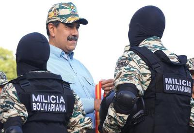 Maduro convoca novo alistamento militar em meio à operação dos EUA no Caribe