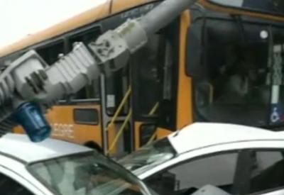 Motorista de ônibus tem mal súbito e bate em 9 carros estacionados em avenida no RS