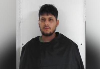 Criança relata 'monstro' embaixo da cama e babá encontra homem escondido