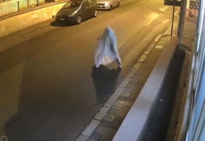 Homem é advertido pela polícia após perseguir ex-mulher vestido de 'fantasma' na Itália