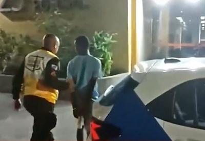 Homem é preso em flagrante após agredir namorada em frente a pizzaria no RJ