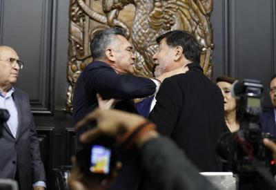 Senadores partem para agressão física após debate no México; veja vídeo