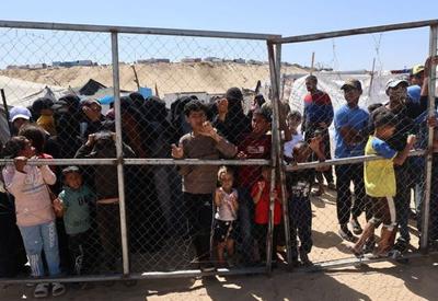 Após morte de palestinos, centros de distribuição de ajuda são fechados em Gaza
