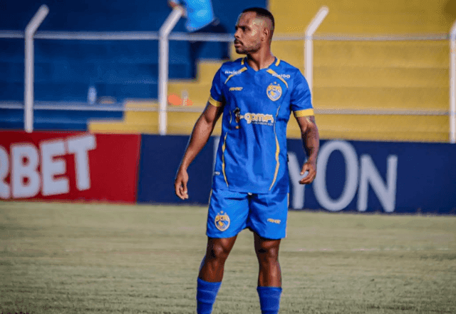 Jogador convulsiona durante partida e sai do estádio de ambulância em jogo do Flamengo