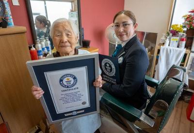 Japonesa de 108 anos ganha título de barbeira mais velha do mundo