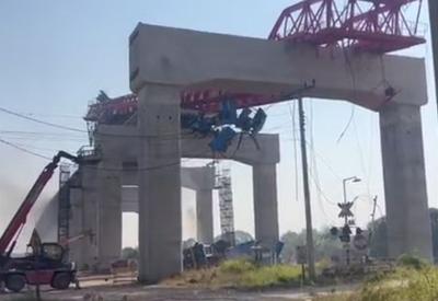 Guindaste cai sobre trem e deixa ao menos 22 mortos na Tailândia