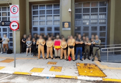 Policiais fantasiados de caça-fantasmas prendem suspeitos de furtar celulares em megabloco na Consolação (SP) 