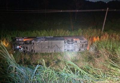 Ônibus cai em ribanceira e deixa 25 feridos e um morto no interior de SP
