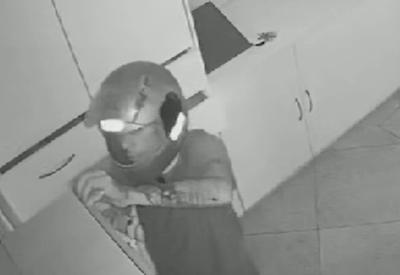 Vídeo: Ladrão invade igreja, amarra zeladora e rende fiel