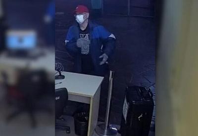 Polícia divulga imagens de suspeito que entregou mala com corpo em rodoviária
