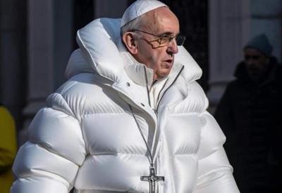 Foto de papa usando casaco inusitado é falsa