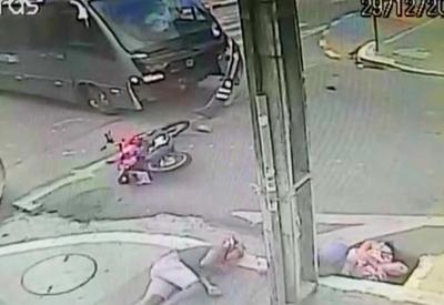 Vídeo: casal de motociclistas é arremessado após bater em ônibus