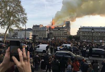 Franceses cantam "Ave Maria" durante incêndio em Notre-Dame
