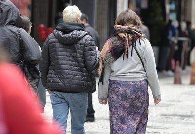 Nova frente fria avança pelo país e deve levar chuva ao litoral do sudeste; veja a previsão