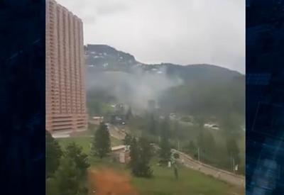 Policiais queimam mais de uma tonelada de maconha e fumaça invade vizinhança